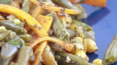 bir tabakta sebze salatası