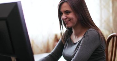 Bilgisayar başında hamile kız