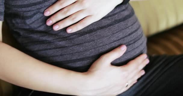 Femme enceinte caressant son ventre — Video