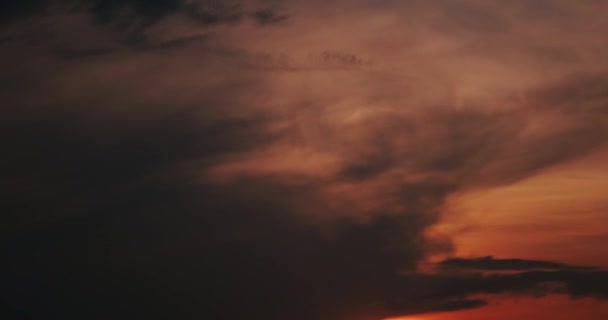 Moln vid solnedgången tid förfaller — Stockvideo
