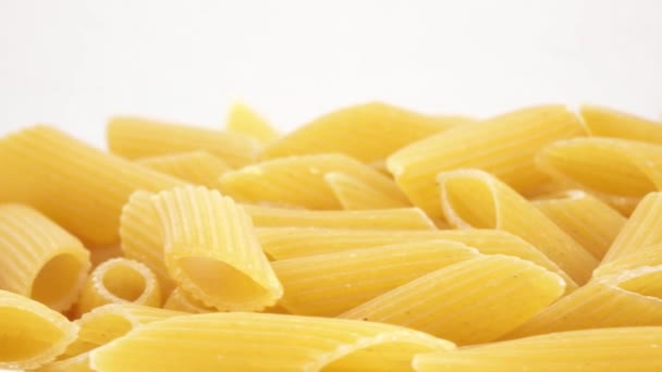 Macaroni uit een maaltijd van een ruwe slijpen — Stockvideo