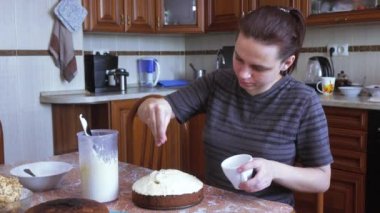 Kızı frosting ile Paskalya kek kapsar
