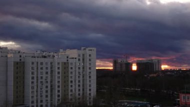 Şehirde günbatımı