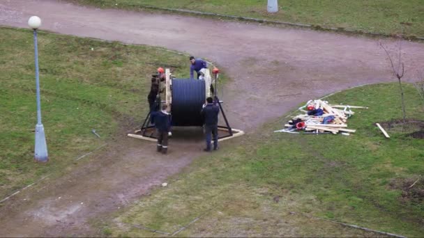 Installation du câble d'alimentation par les travailleurs — Video