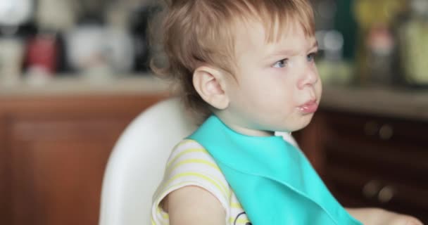 Menino infantil alimentado sopa com uma colher — Vídeo de Stock