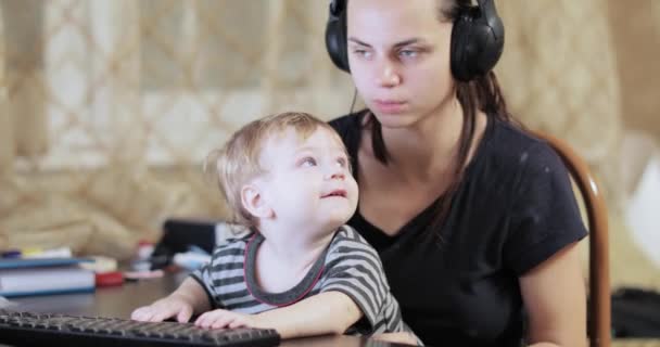 Menino infantil pressiona as teclas — Vídeo de Stock