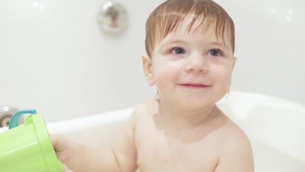 Menino infantil no banheiro é jogado — Vídeo de Stock