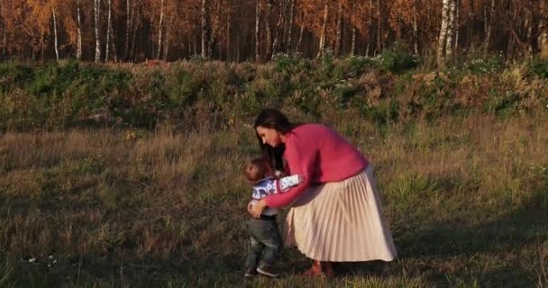 Spädbarn pojke i mammas armar — Stockvideo