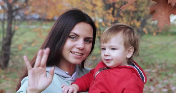 Menino com mãe nos braços abraço — Vídeo de Stock