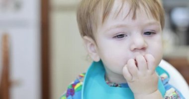 Bebek spagetti yiyor.