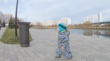 Çocuk şehir parkında yürüyor.