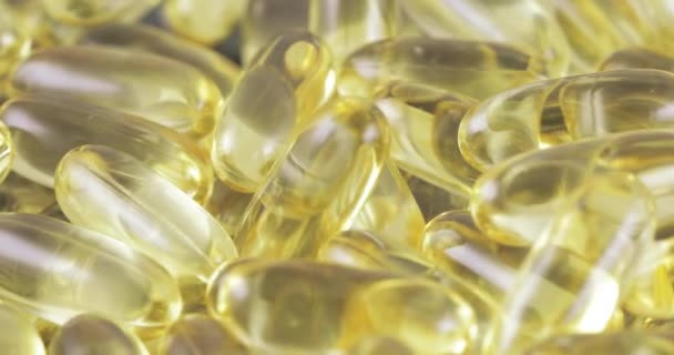Fish oil in capsules — Stock Video
