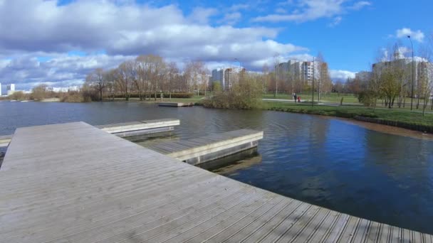 Holzsteg auf einem Ponton — Stockvideo