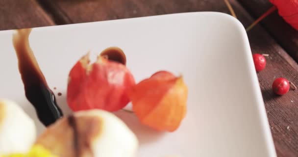 Käsekuchen auf einem weißen Teller — Stockvideo