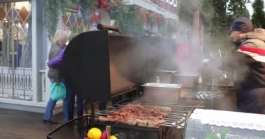 Açık ateşte sokak yemeği pişirmek