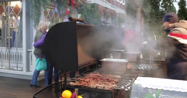 Cocinar comida callejera sobre un fuego abierto — Vídeo de stock