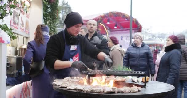Gotowanie ulicznego jedzenia przy otwartym ogniu — Wideo stockowe