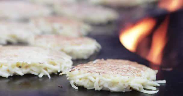 Cozinhar panquecas de batata — Vídeo de Stock