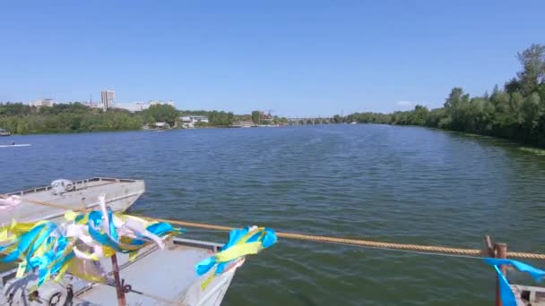 Pantone-Brücke über den Fluss — Stockvideo