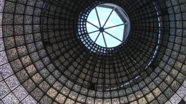 Zaryadye Parkı 'nda Qr kodları olan bir yuvarlak salon.