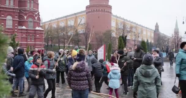 Hra s dřevěným klaksonem a slámovou figurínou — Stock video