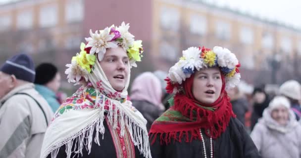 Cantar canciones folclóricas de actores con trajes nacionales — Vídeo de stock