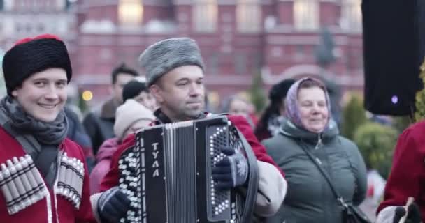 Cantar canciones folclóricas de actores con trajes nacionales — Vídeo de stock