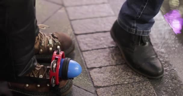 Tamburin auf dem Stiefel eines Straßenmusikers — Stockvideo