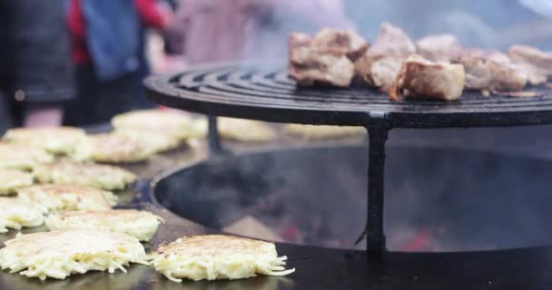 Cooking potato pancakes — Stock Video