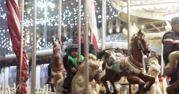 Carrousel français sur Revolution Square — Video