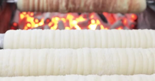 Trdelnik - traditionelle tschechische heiße Süßigkeit — Stockvideo