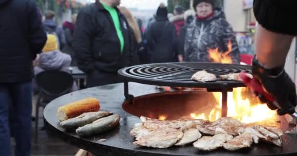 Straatvoedsel koken boven een open haard — Stockvideo