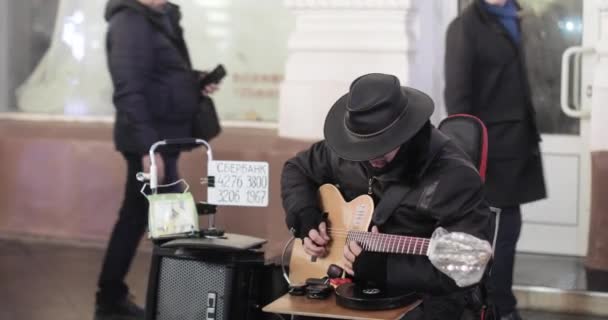 Street musician plays — Stock Video