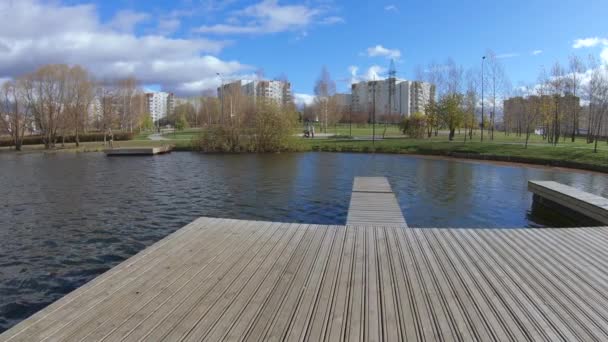 Houten pier op een ponton — Stockvideo