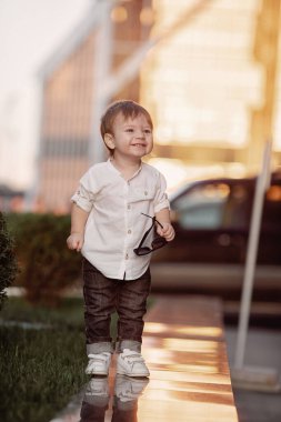 Beyaz tişörtlü bebek.