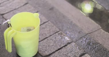 Caddeye bağışlanacak cam.