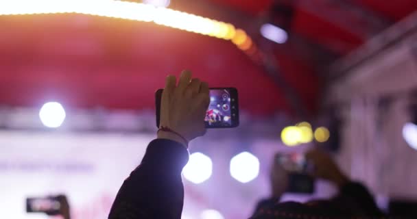 Disparar un teléfono inteligente concierto — Vídeo de stock