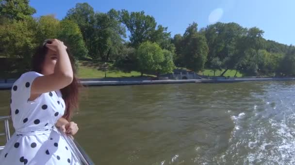 Menina na popa no rio — Vídeo de Stock