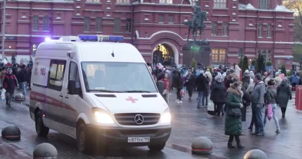 Ambulance na Manezhnaya náměstí čeká na lékaře a pacienta — Stock video