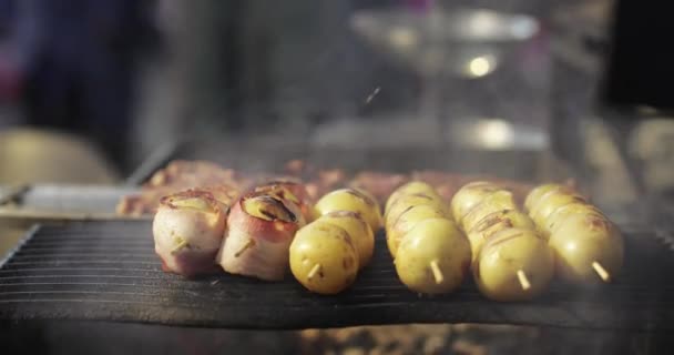 Приготування шампурів та овочів — стокове відео