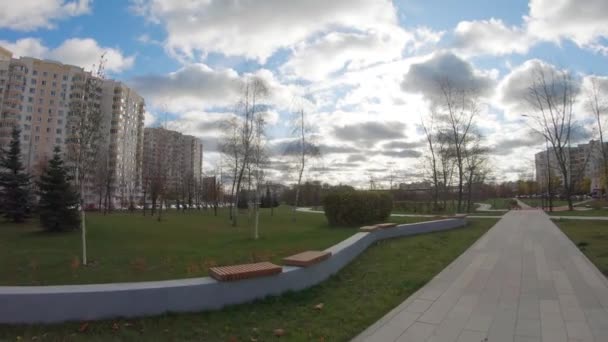 Callejón en un parque de la ciudad — Vídeo de stock