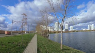 Göletin yanındaki sokakta.