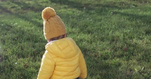 Ребенок в жёлтой куртке — стоковое видео