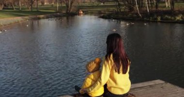 Anne dubada bir bebekle