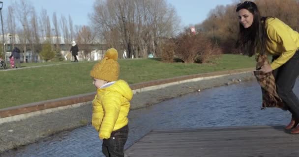 Mamma con un bambino su un pontone — Video Stock