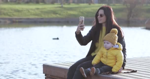 Мама с ребенком на понтоне — стоковое видео