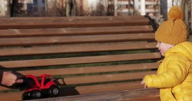 Çocuk bir oyun makinesi oynuyor.