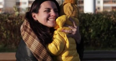 Bebekli anne sarılıyor.