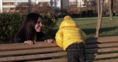 Bebekli anne sarılıyor.