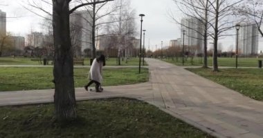 Annem scooter sürmeyi öğretiyor.